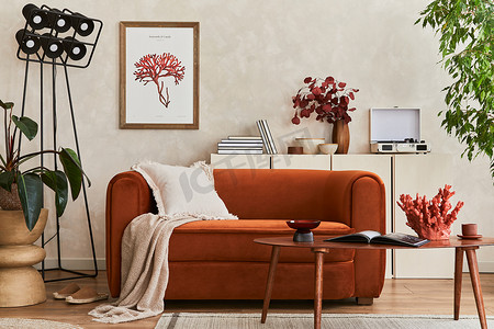 客厅室内装饰精美，有复古设计的沙发、模拟画框、木制咖啡桌、植物和时尚的个人配饰。现代概念。模板