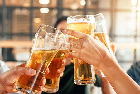 勇闯啤酒瓶摄影照片_人的部份看法在酒吧杯子与啤酒 