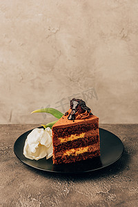 美味的巧克力蛋糕和美丽的郁金香花的特写视图