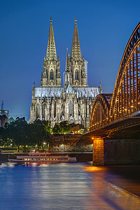科隆大教堂和 Hohenzollern 铁路桥梁在日落以后