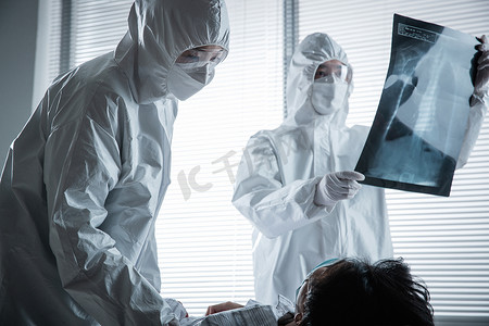 肺部患者摄影照片_医务工作者和患者在病房