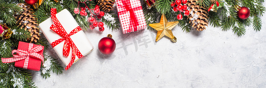 圣诞树枝摄影照片_圣诞背景。与冷杉树, 礼物和装饰.
