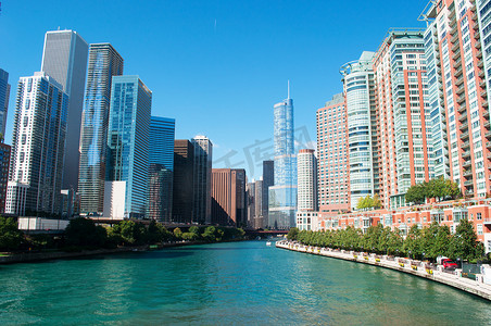美国芝加哥: 芝加哥的全景天际线和特朗普国际酒店和塔的景色, 这是一座以现任美国总统唐纳德·特朗普命名的芝加哥市中心摩天大楼公寓酒店, 从芝加哥河上的运河巡航中看到