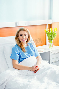 床上的女人摄影照片_躺在医院的床上的女人