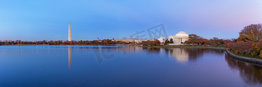 Jeffeerson 纪念碑和华盛顿纪念碑反射在潮汐水池在晚上, 华盛顿特区, 美国。全景图像