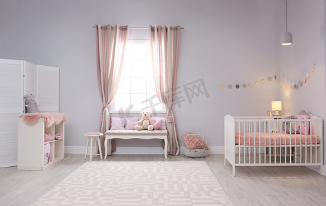 的婴儿摄影照片_婴儿房室内配有舒适的婴儿床和室内长凳