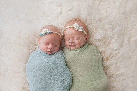 沉睡的双胞胎女婴