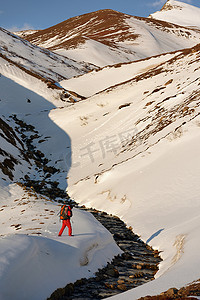背包徒步旅行在雪中的人
