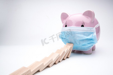 疫情郑州摄影照片_多米诺骨牌和戴着口罩的猪