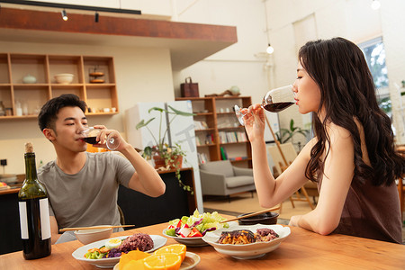 年轻夫妇在家用餐