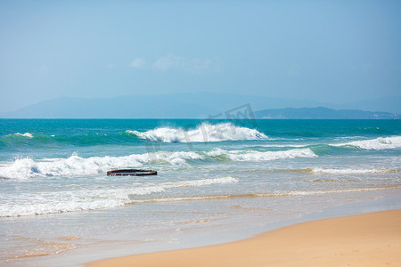 海浪汹涌摄影照片_美丽的海景,在清澈的沙滩附近,海浪汹涌.暑假的异国情调。天然背景和墙纸.