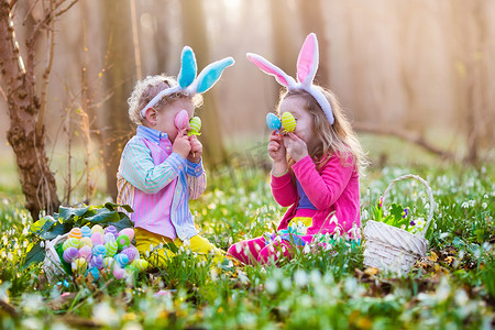 在盛开的复活节彩蛋上的孩子们春天花园