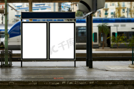 在火车站的空空白广告牌