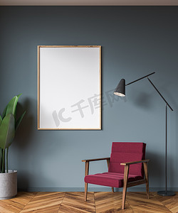 几何体海报摄影照片_木框架竖海报挂在一个深红色的扶手椅上, 在一个灰色的客厅内部与木地板。3d 渲染模拟