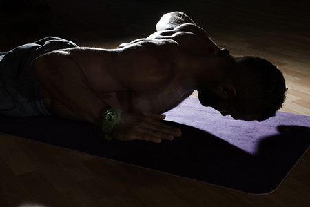 健身模型行使仰卧起坐和俯卧撑。肌肉的井 bui