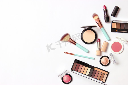 专业化妆工具。产品的化妆在白色背景的顶部视图.一套化妆用的各种产品.