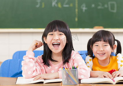 可爱笑脸的孩子们在教室里