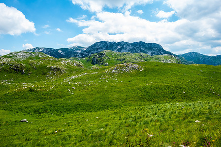 杜尔米托尔地块绿色美丽的山谷、山脉和蓝天