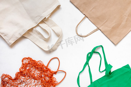 环保袋摄影照片_零废物概念。 一套环保袋，绳子袋。 复制空间，轻背景.
