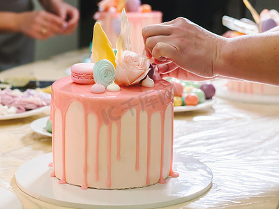 面目全非女人用玫瑰装饰摩丝釉蛋糕, 马卡龙, 手上的细节, 重点放在蛋糕上。Diy, 序列, 步进, 部分系列.