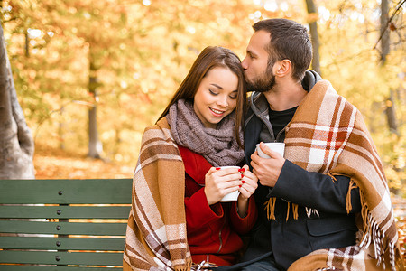 拿着照片摄影照片_Nice concept for young couple in autumn park