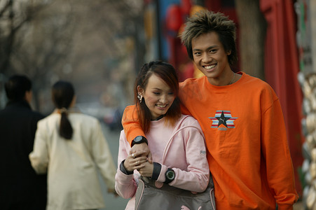 东方年轻情侣在北京的街道