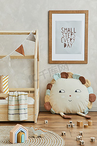 儿童创意模板摄影照片_舒适舒适的儿童房间内部的创意构图，带有模拟的海报框架，毛绒玩具和纺织品挂装饰。中性的创意墙，地板上的地毯。模板. 