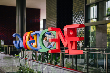 新加坡, 2018年3月: 谷歌在新加坡新校区和办公室大堂的谷歌徽标照片, 这是区域总部.