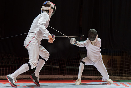 职业摄影照片_两名击剑运动员在职业运动场上打架 