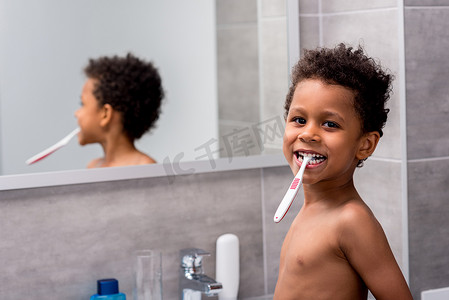 小孩刷牙摄影照片_黑人孩子刷牙
