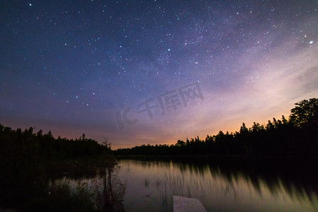 夜空的背景与星星在休伦湖反射
