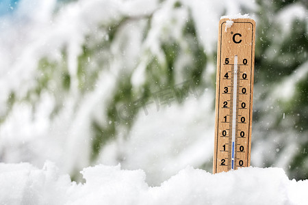 雪摄影照片_显示雪中寒冷气温的温度计