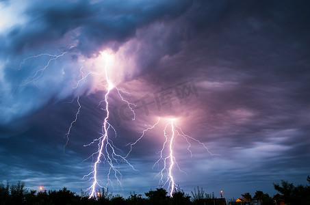 闪电摄影照片_打雷闪电和风暴
