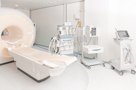 现代医院实验室的医学CT或MRI扫描.放射科的内部。白色房间里的先进技术设备。磁共振诊断机