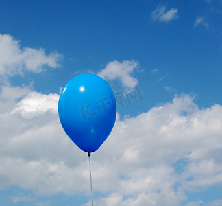 空中飞球摄影照片_蓝色的球在空中飞了