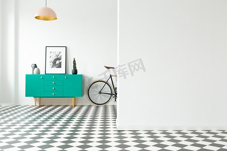 格子海报摄影照片_空墙和绿松石橱柜与装饰站在自行车旁边的走廊内部与格子地板。你的海报或家具的地方