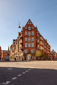 落雪2018摄影照片_哥本哈根, 丹麦-2018年5月6日: 城市景观与大厦和人走在街道在哥本哈根, 丹麦