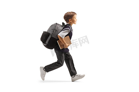 一个穿着制服的男生拿着一本白色背景的书跑步的全景照片