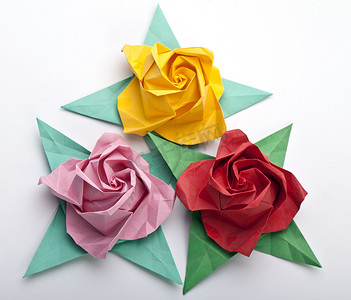 折纸玫瑰摄影照片_三个折纸玫瑰
