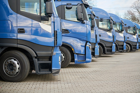 运费摄影照片_物流运输服务公司。商业运输队连续运送卡车.运费和运费概念