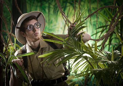 jungle摄影照片_资源管理器中家伙走在热带雨林丛林