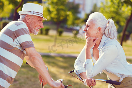 爱你爱到摄影照片_爱老夫妇在公园骑自行车后聊天