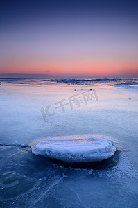 炫彩日落在白雪皑皑的波罗的海沿岸