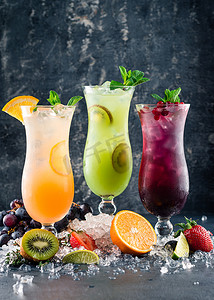 三种热带柠檬水混合了橙子、薄荷糖、猕猴桃和蓝莓，柠檬水混合了多种颜色的维生素。夏天的冷饮和鸡尾酒。健康饮料
