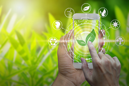 手持智能手机与环境图标在网络连接上的自然背景, 技术生态学概念.