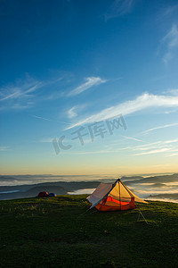 蓝色天空摄影照片_一座山顶上的帐篷