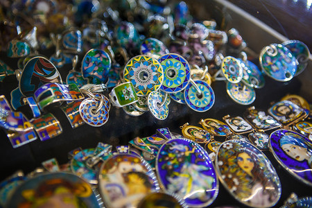 供摄影照片_佐治亚州的景泰蓝搪瓷银首饰。在橱窗里出售五颜六色的装饰, 供游客参观的纪念品、国产化的纪念品