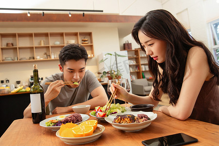 年轻夫妇在家用餐