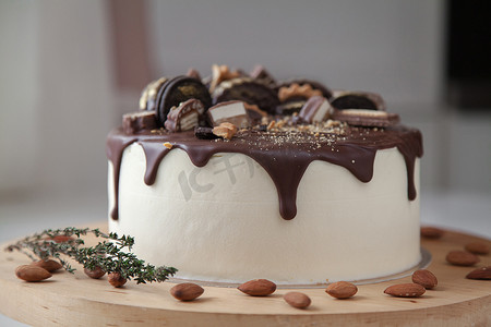 巧克力囊肿摄影照片_一个不寻常的节日蛋糕巧克力和华夫饼, 充满了杏仁.