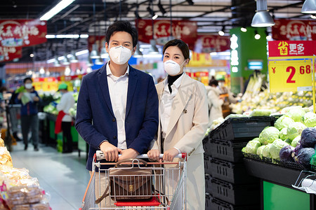 防疫生活摄影照片_在超市购物的青年夫妇